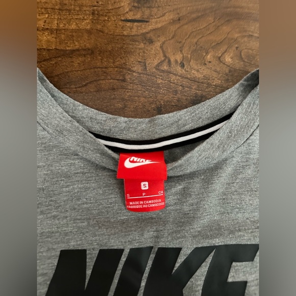 Women Nike T-shirt - Picture 2 of 2